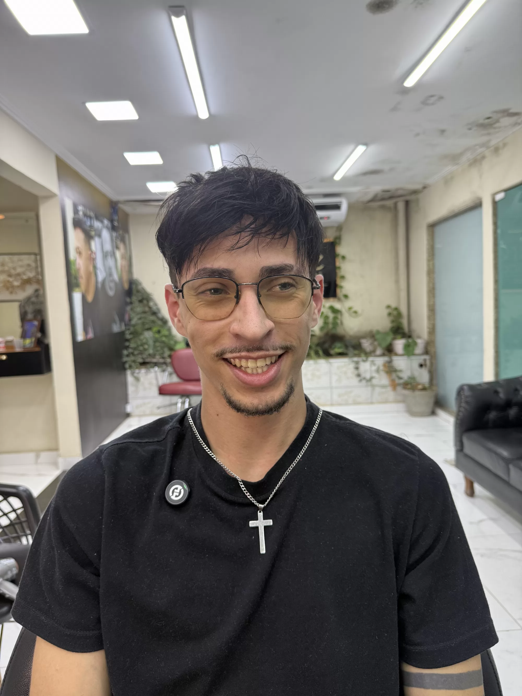 Depois — Cabelo cheio para o jovem que já tinha entradas: prótese capilar masculina com corte moderno e resultado que parece 100% natural.