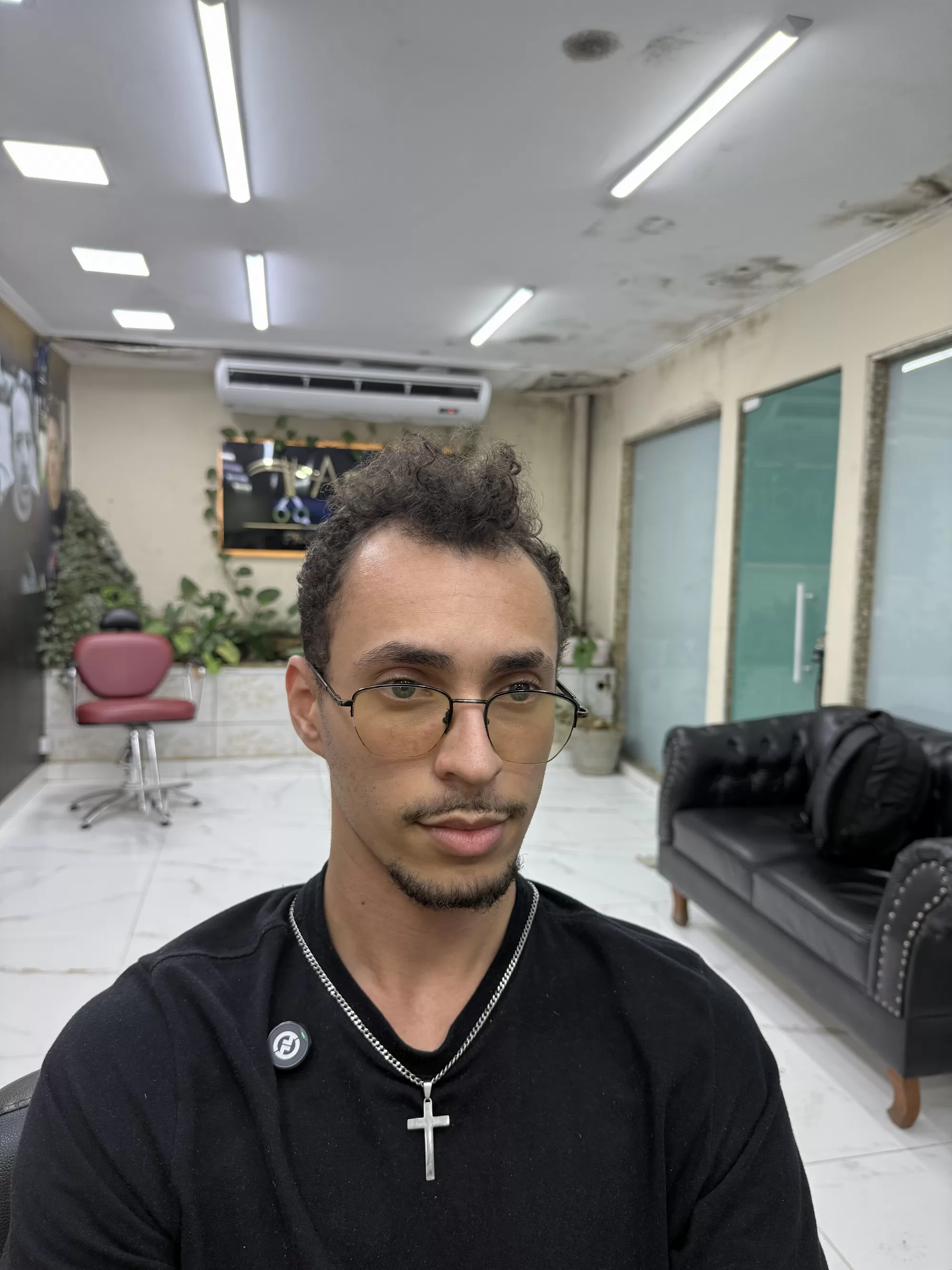 Antes — Cabelo cheio para o jovem que já tinha entradas: prótese capilar masculina com corte moderno e resultado que parece 100% natural.