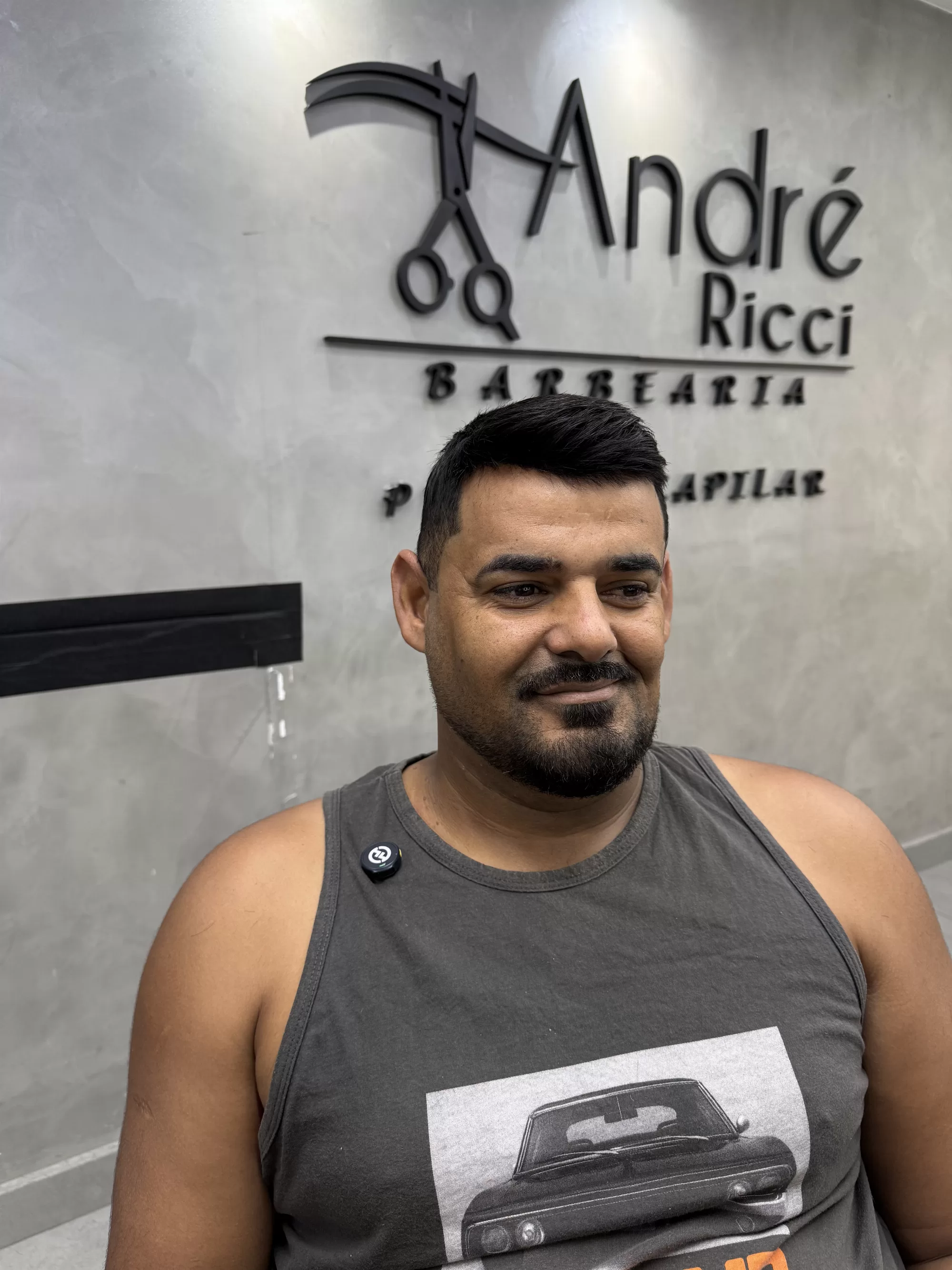 Depois — Tinha entradas fundas e ficou com o cabelo cheio de novo: prótese capilar masculina com visual jovem e natural, em Magé/RJ.