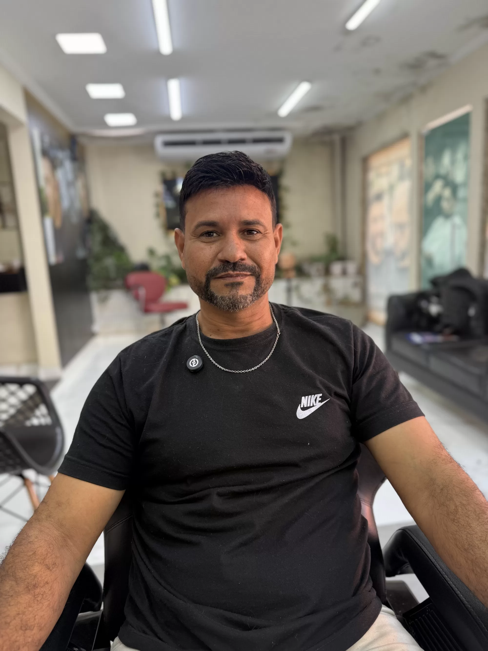 Depois — Cobriu a careca do topo com cabelo que parece de verdade: prótese capilar masculina, visual renovado e mais jovem, sem cirurgia.