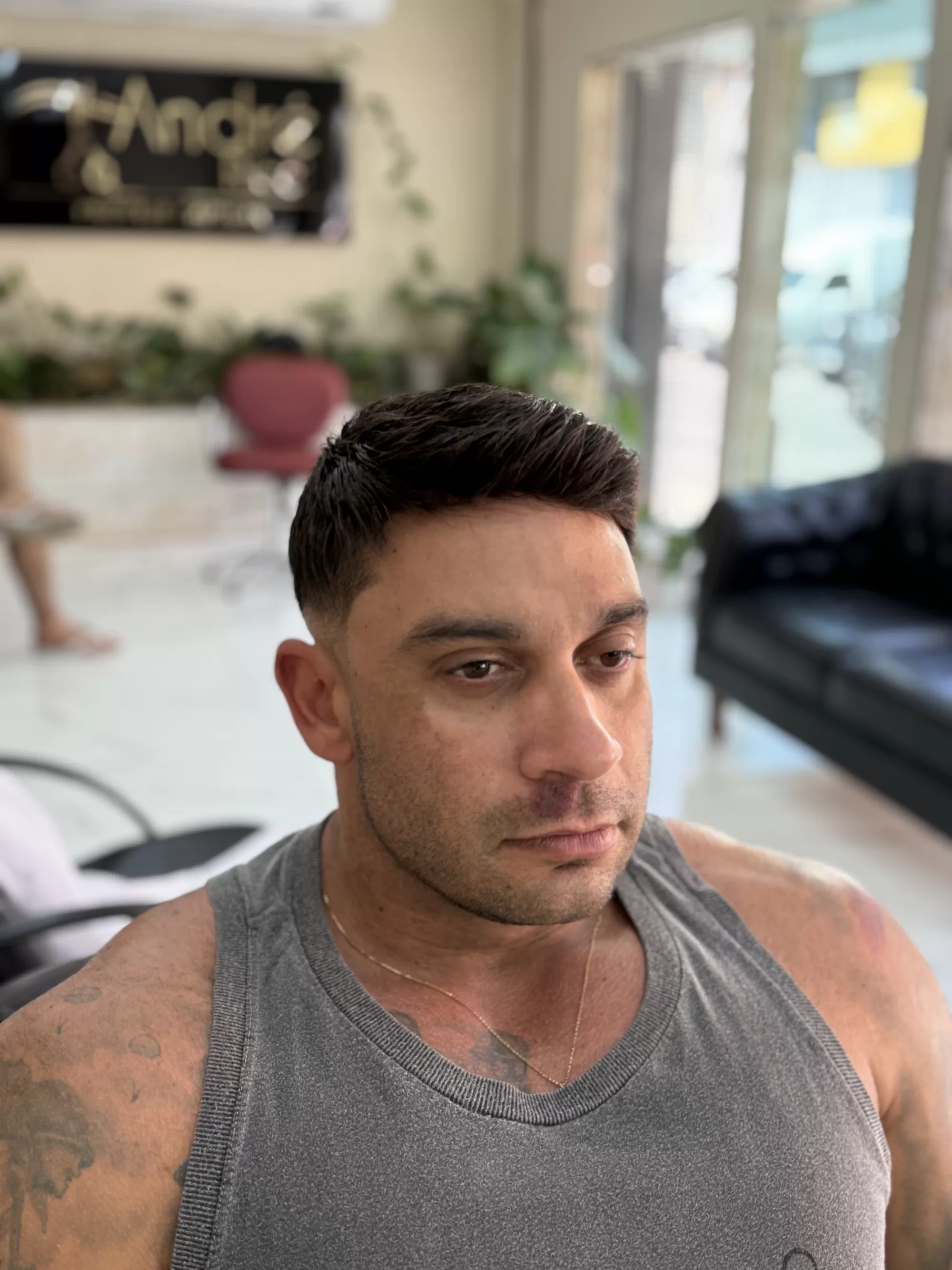 Depois — Tinha entradas e pouco cabelo, agora está com cabelo cheio e um corte moderno: prótese capilar masculina, sem cirurgia e sem dor.
