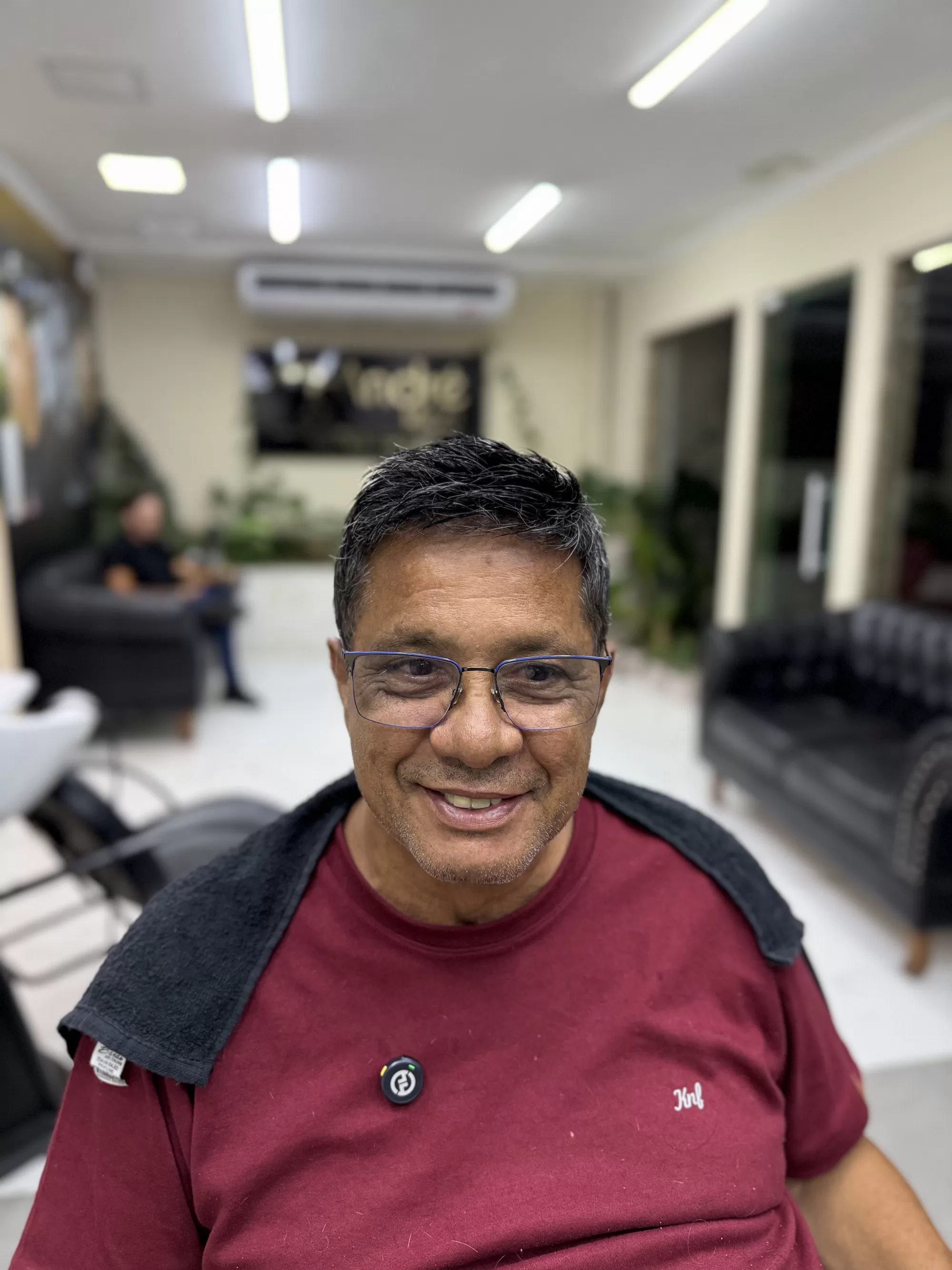 Depois — Cabelo grisalho, cheio e natural para quem já tinha pouco cabelo: prótese capilar masculina que ninguém percebe.
