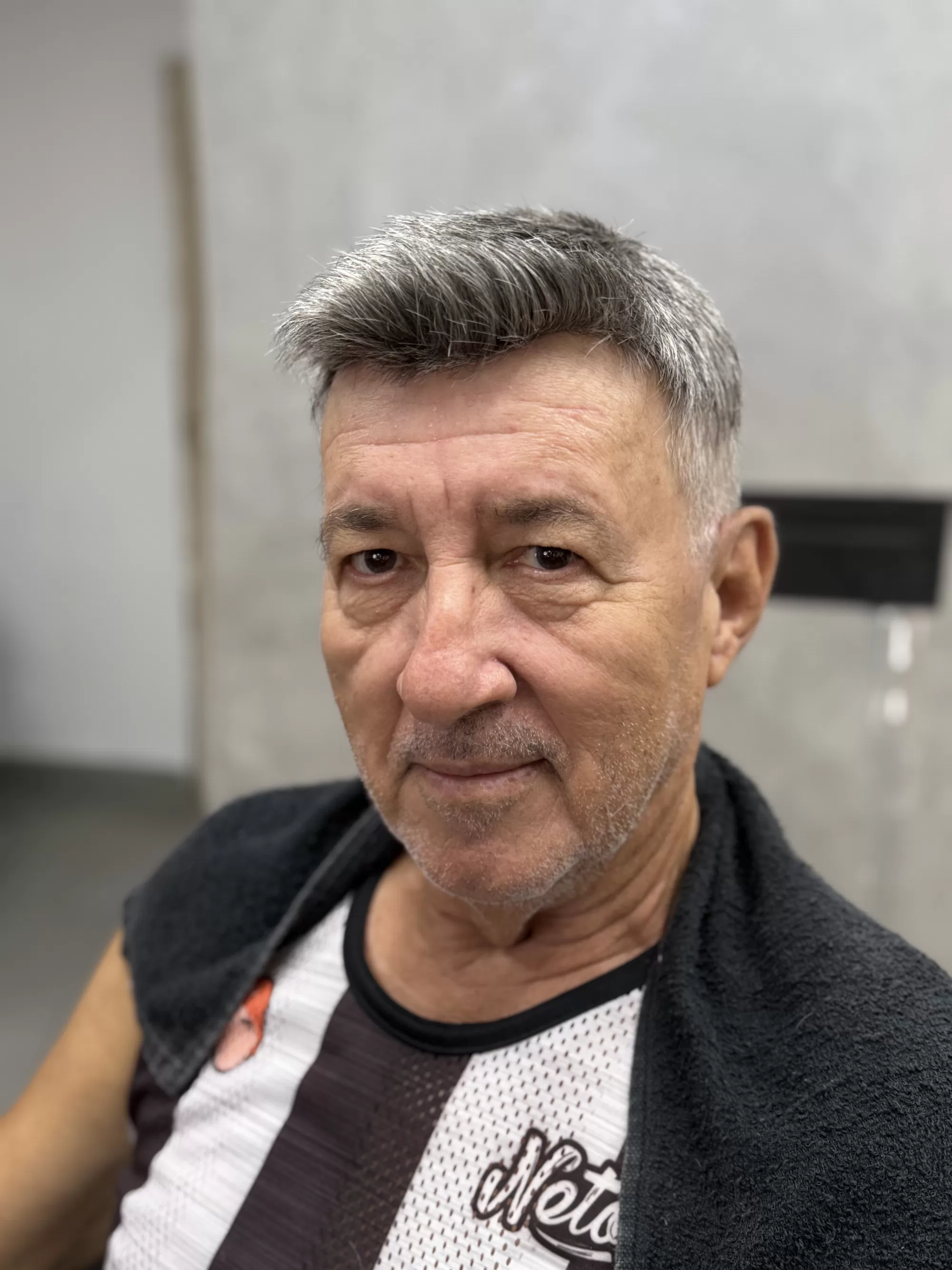 Depois — Voltou a ter cabelo depois dos 60: prótese capilar masculina grisalha, natural e cheia, para ter mais confiança todo dia.