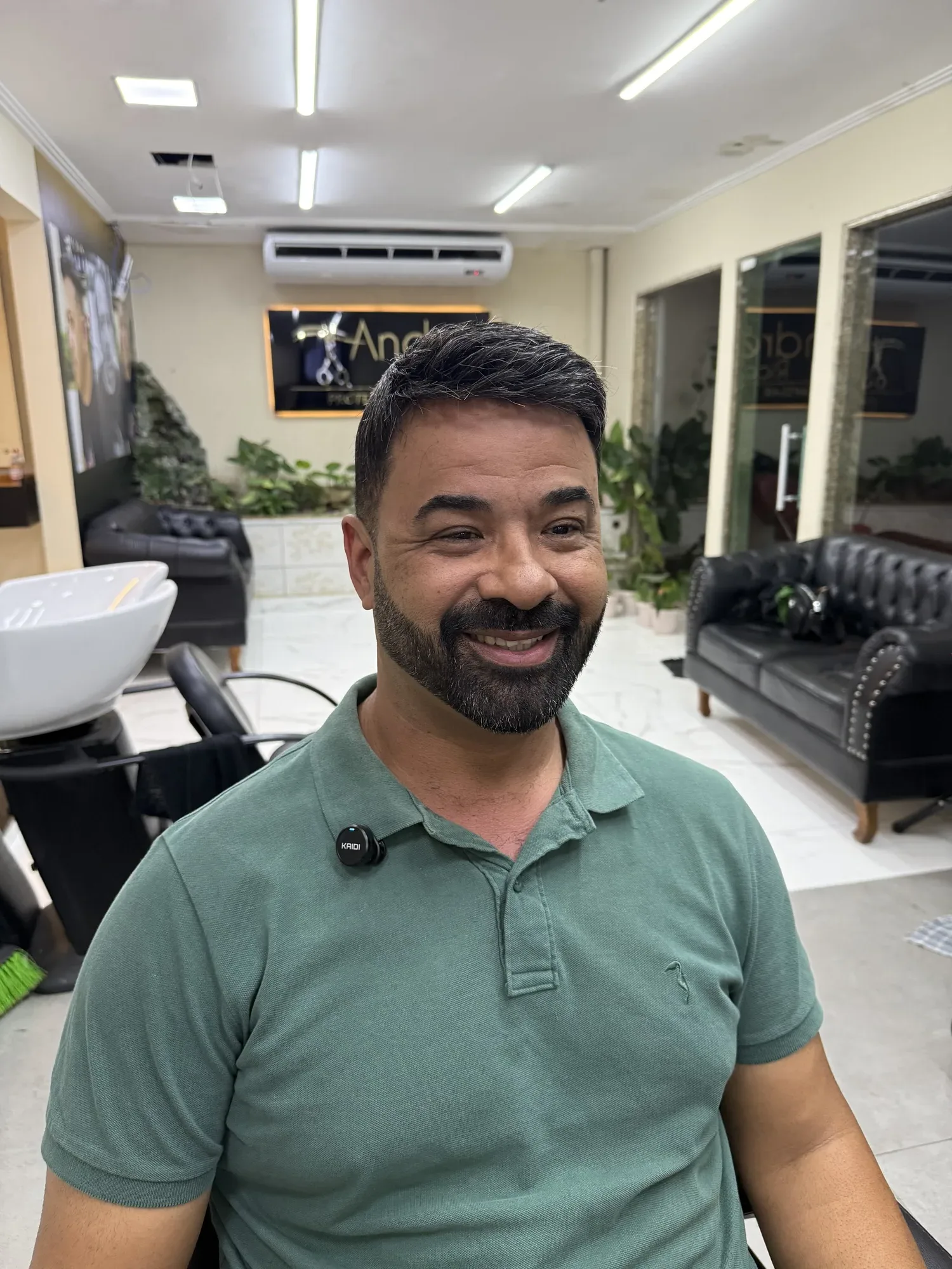 Depois — Estava ficando careca no topo e voltou a ter cabelo cheio: prótese capilar masculina natural, com resultado na hora. Estúdio André Ricci.
