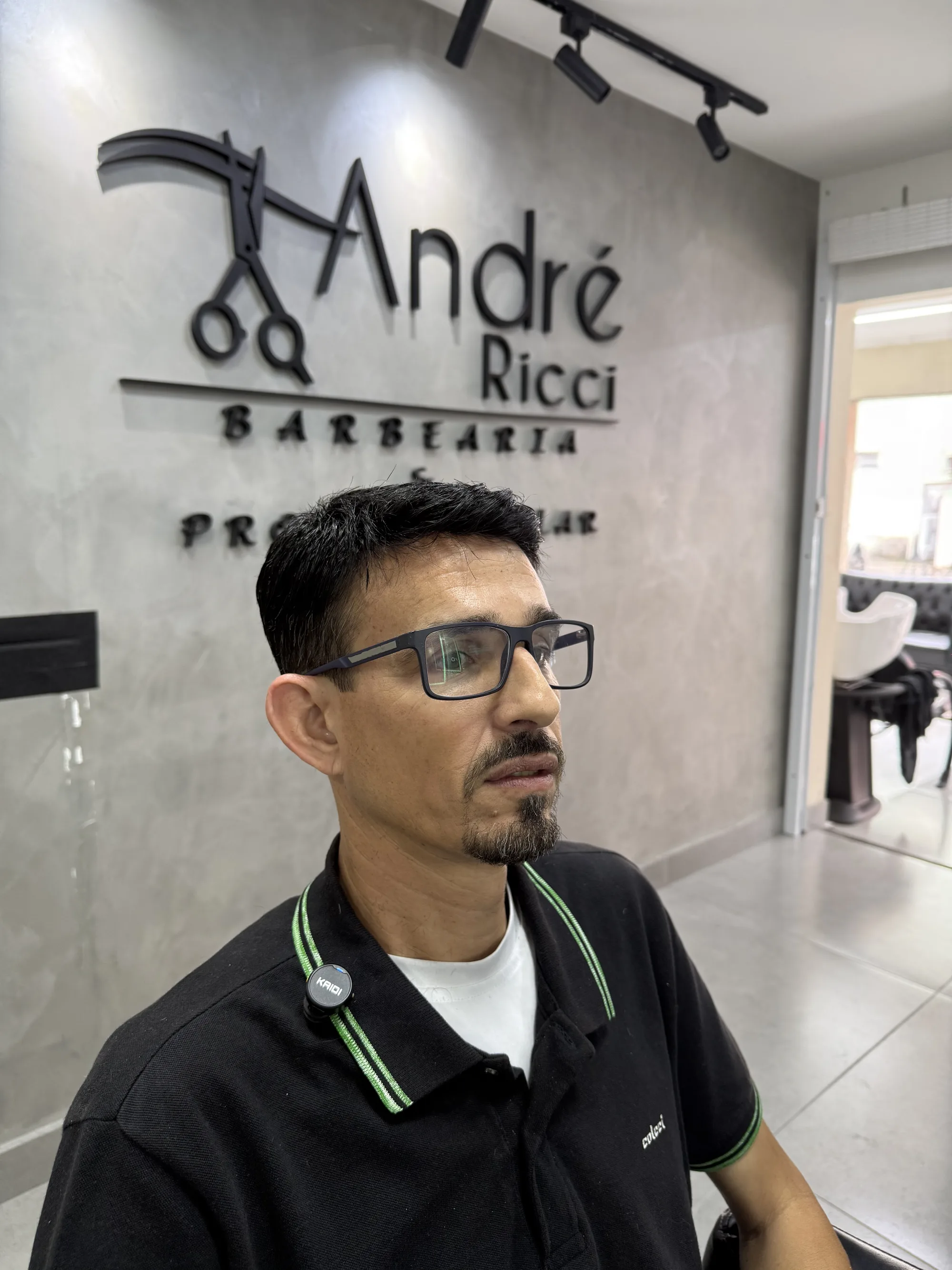 Depois — Cobriu a calvície da frente com prótese capilar masculina: cabelo natural, discreto e que ninguém percebe. Magé/RJ.