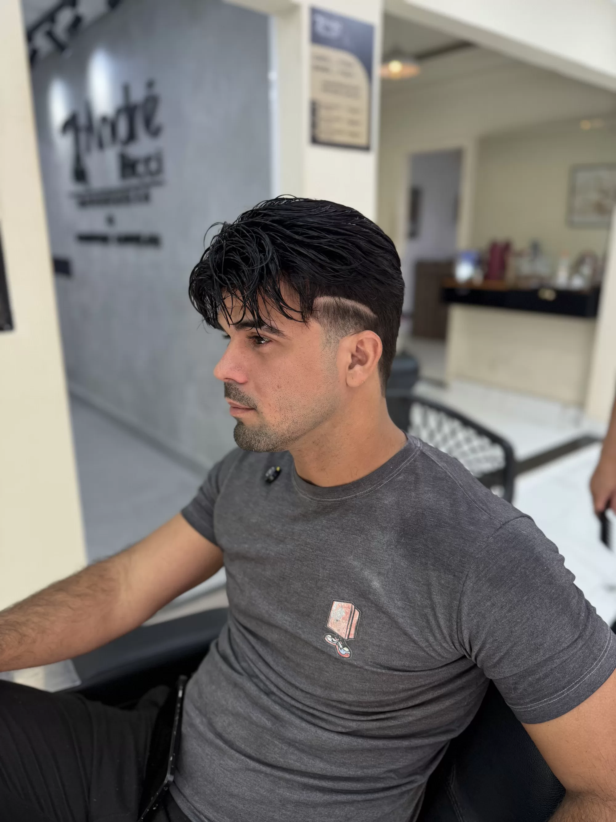 Depois — Cabelo cheio no topo e corte estiloso para quem estava perdendo cabelo: prótese capilar masculina com visual moderno.