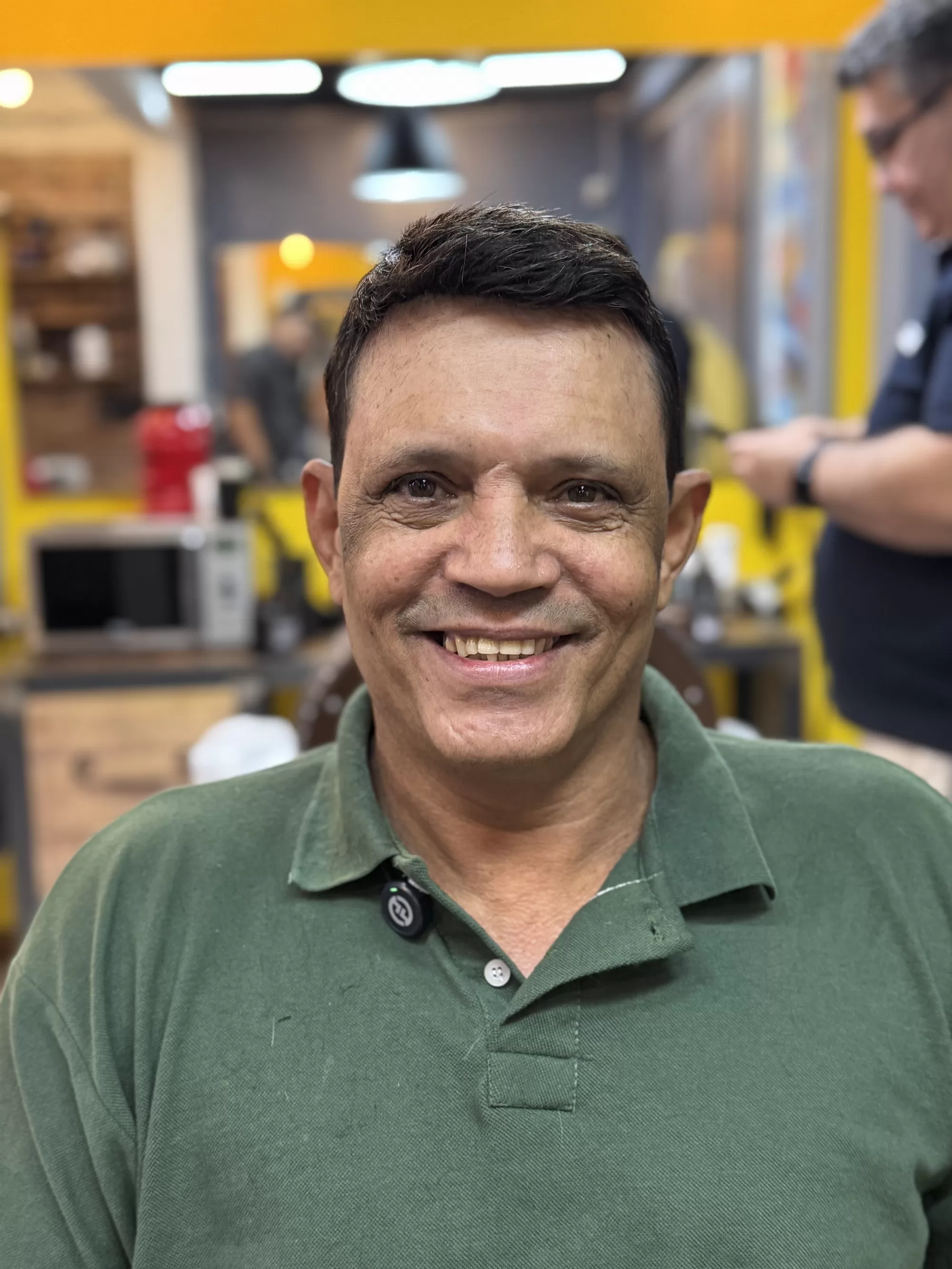 Depois — Disfarçou as entradas e a careca do topo com cabelo que parece de verdade: prótese capilar masculina na hora, sem cirurgia.